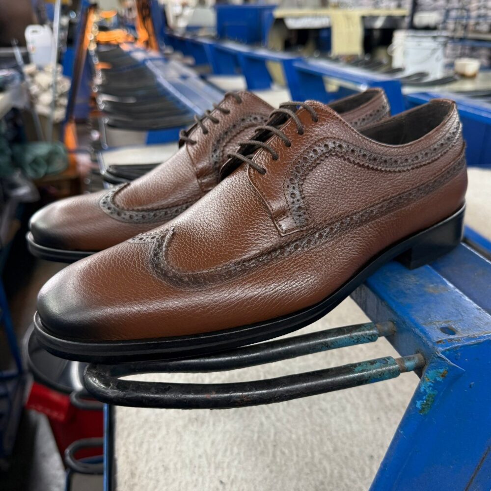 Social Laurence Marrom Floater